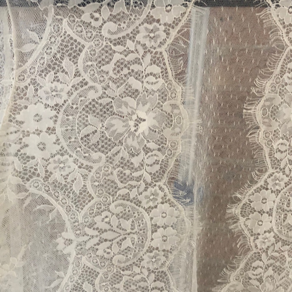 Express cream lace top size medium - Picture 2 of 4